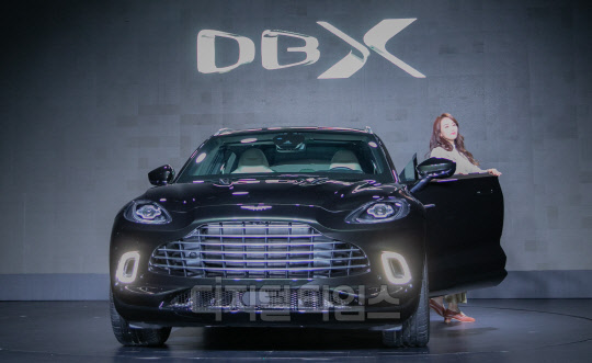 [] ֽϸƾ  Ÿ SUV `DBX`